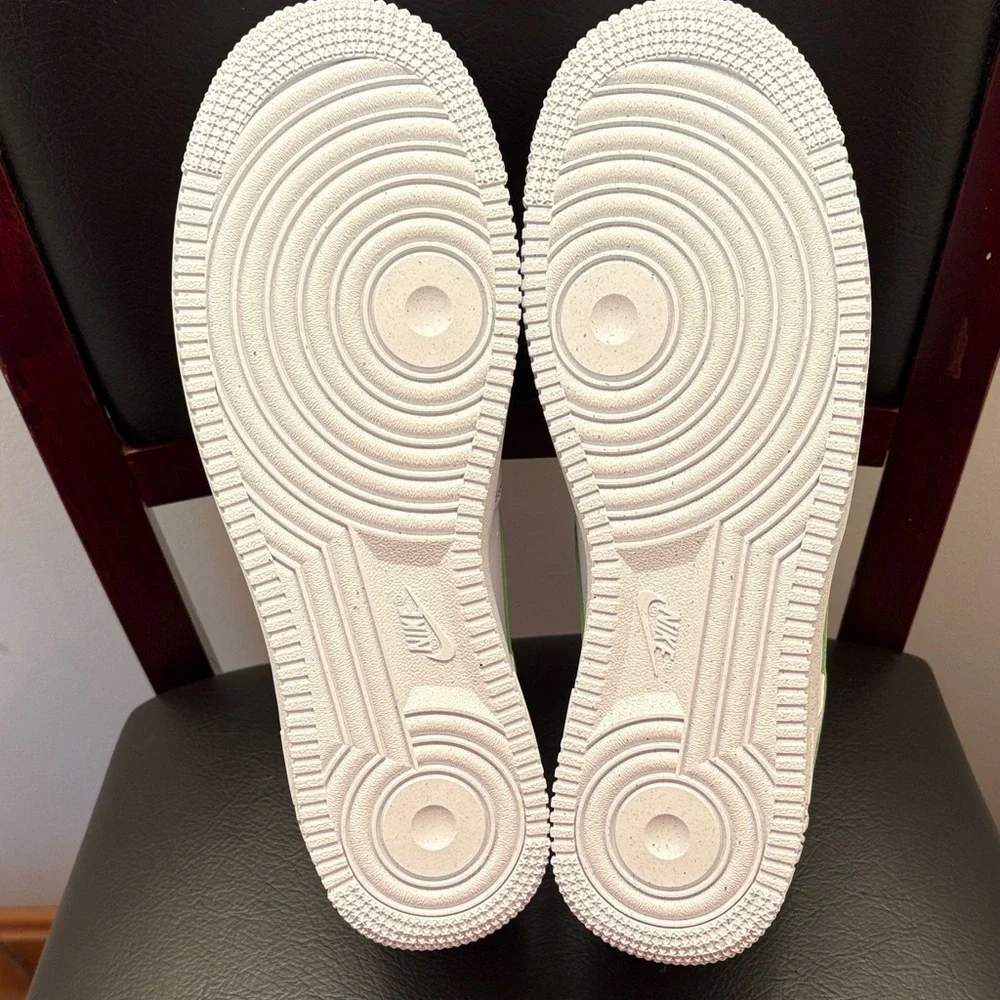 New Nike Women’s Air Force 1 White Sneakers with Green Size 9Accents